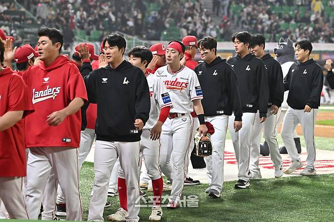 SSG 이숭용 감독이 15일 인천SSG랜더스필드에서 열린 2026 KBO리그 두산전에서 6-0으로 승리하며 6연패에서 탈출한 뒤 선수들에게 박수를 보내고 있다.  문학 | 박진업 기자 upandup@sportsseoul.com