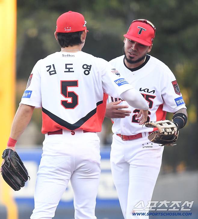 17일 전남광주 기아챔피언스필드에서 준PO 1차전 KIA와 LG의 경기가 열렸다. KIA가 LG에 승리했다. 승리의 기쁨을 나누고 있는 KIA 김도영, 카스트로. 광주=송정헌 기자songs@sportschosun.com/2026.10.17/