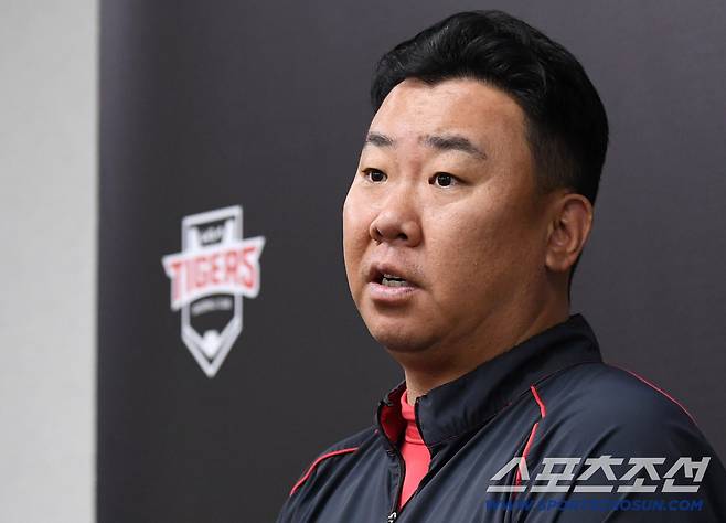 18일 전남광주 기아챔피언스필드에서 준PO 2차전 KIA와 LG의 경기가 열린다. 인터뷰하고 있는 KIA 이범호 감독. 광주=송정헌 기자songs@sportschosun.com/2026.10.18/