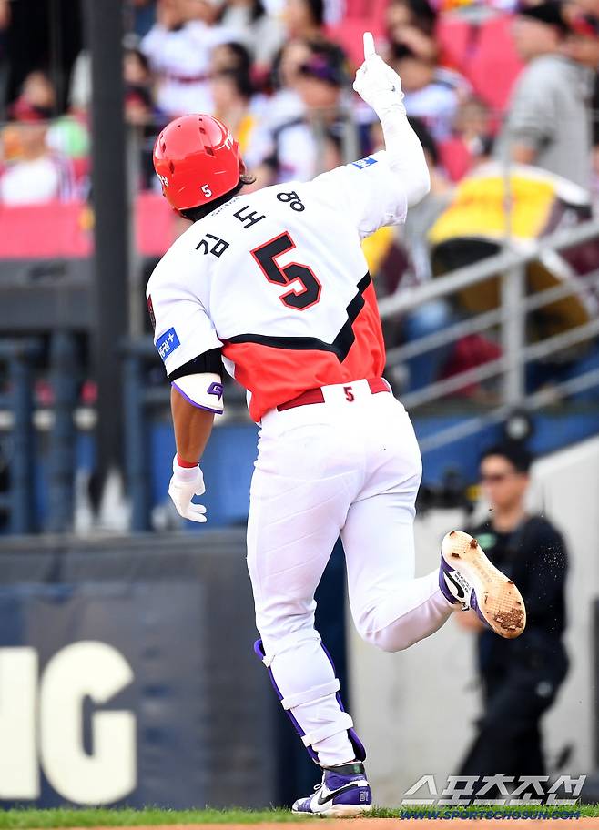 17일 전남광주 기아챔피언스필드에서 준PO 1차전 KIA와 LG의 경기가 열렸다. 4회말 KIA 김도영이 솔로홈런을 날렸다. 그라운드를 돌고 있는 김도영. 광주=송정헌 기자songs@sportschosun.com/2026.10.17/
