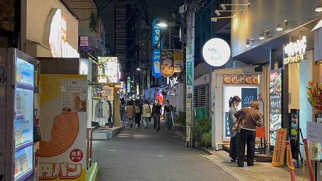 행인들이 지난달 25일 일본 도쿄 신오쿠보 코리아타운 골목길을 지나가고 있다. 도쿄=류호 특파원