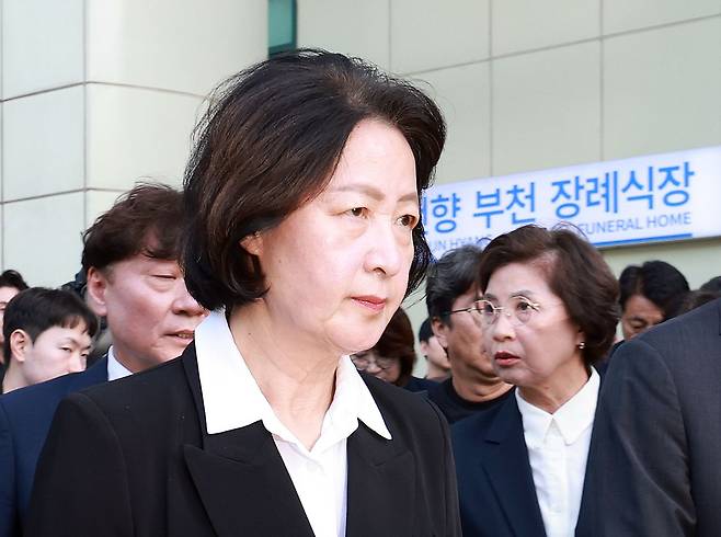 추미애 경기지사가 17일 경기 부천시 순천향대학교 병원 장례식장에서 부천 도장공장 화재 사망 소방관의 조문을 마친 뒤 장례식장을 나서고 있다. 뉴스1