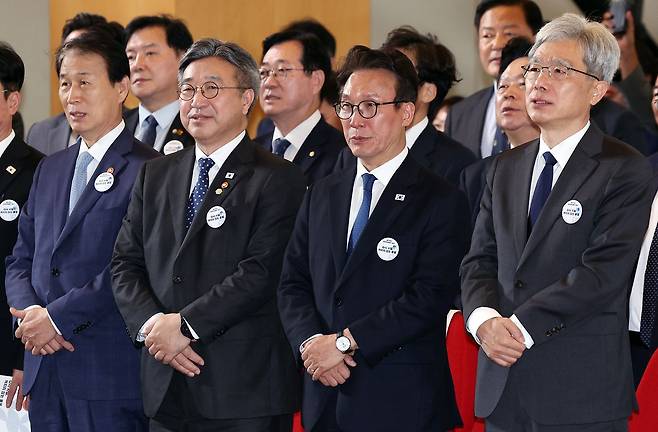 김민석 더불어민주당 대표가 16일 부산시청 열린 제47주년 부마민주항쟁 기념식에서 아침이슬을 부르며 울먹이고 있다. 뉴시스