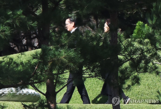 ▲ 이재용 삼성전자 회장과 홍라희 삼성미술관 리움 명예회장이 지난해 10월 24일 경기도 수원시 선영에서 열린 고 이건희 삼성그룹 회장 5주기 추도식에 참석해 있다.  연합뉴스 자료 사진