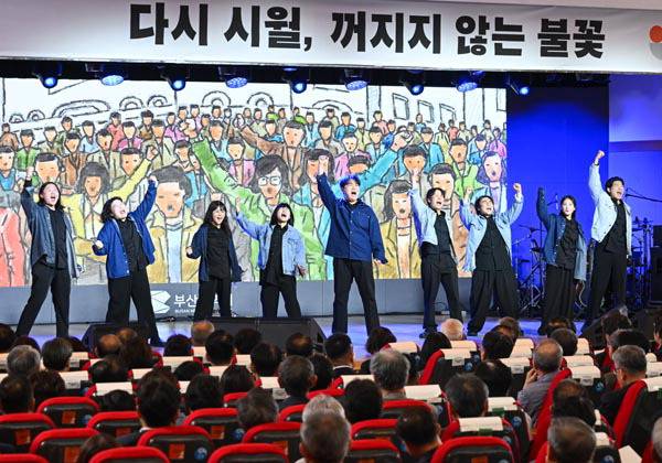 이날 기념식에서 펼쳐진 주제공연 모습.  장동혁 기자