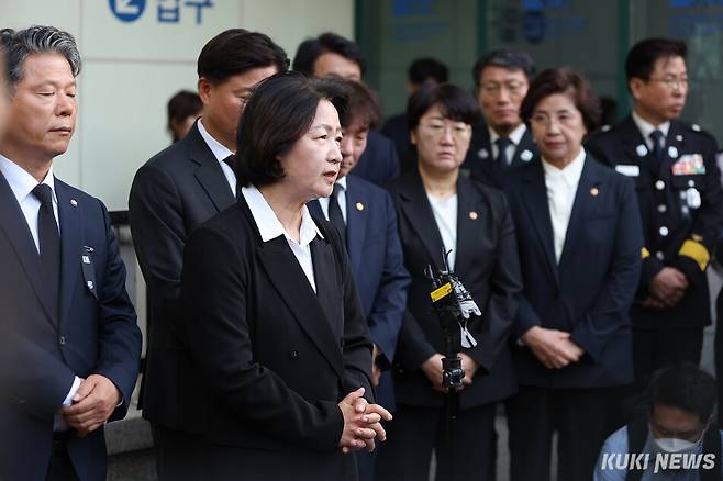 추미애 경기도지사가 지난 17일 고 김진석 소방위 빈소를 찾아 조문하고 취재최근 국정감사 빨대 발언에 대해 사과하고 있다. 경기도 제공