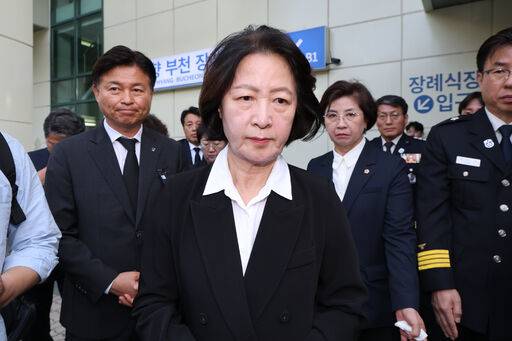 추미애 경기도지사가 17일 경기 부천시 순천향대학교 병원 장례식장에 마련된 부천 도장공장 화재 사망 소방관의 빈소 조문을 마친 뒤 장례식장을 나서고 있다. 뉴시스