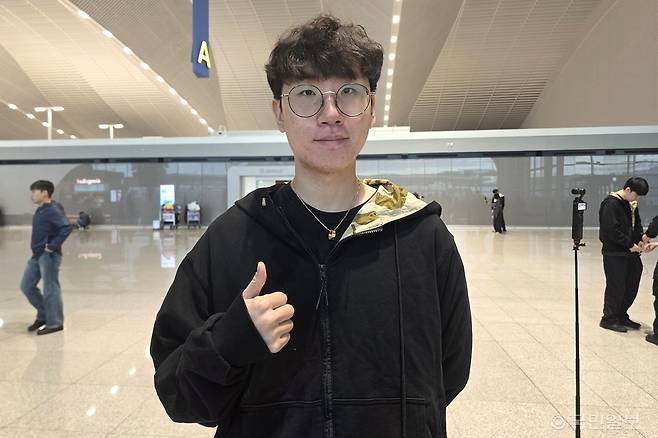 젠지 ‘룰러’ 박재혁이 18일 2026 월즈 참가를 위해 미국으로 출국하기 전 인천공항에서 국민일보와 만나 대회에 임하는 포부를 밝혔다.