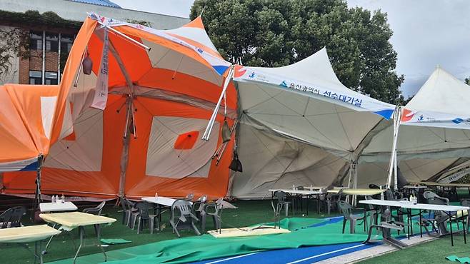 제107회 전국체육대회 유도 경기가 열린 제주 남녕고등학교 경기장 앞 임시 선수대기실 천막이 18일 오후 강풍에 쓰러져 철제 구조물이 휘고 천막이 뒤틀려 있다. 당시 천막 안에는 3명이 있었지만 강풍에 급히 빠져나온 것으로 전해졌다. 인명 피해는 발생하지 않았다. 임창만기자