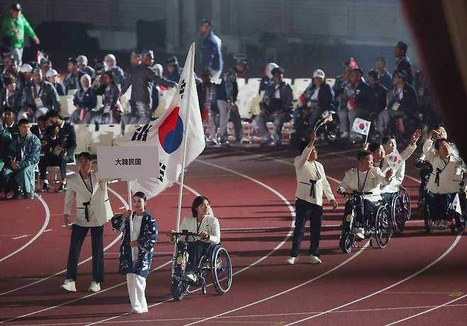 18일 일본 나고야 미즈호공원 육상경기장에서 열린 2026 아이치·나고야 장애인아시아경기대회 개회식에서 대한민국 선수단이 입장하고 있다. 연합뉴스