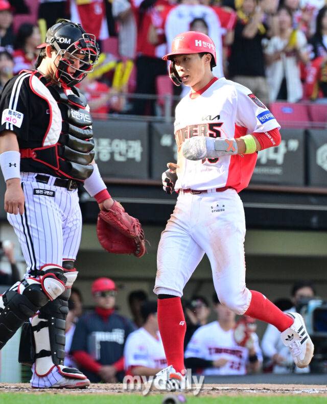 17일 오후 광주 기아챔피언스필드에서 진행된 '2026 신한 SOL KBO리그 포스트시즌' 준플레이오프 1차전 KIA 타이거즈와 LG트윈스의 경기. KIA 박재현이 6회말 무사 1,3루에서 김도영의 플라이 때 추가점을 올리고 있다./광주=곽경훈 기자 kphoto@mydaily.co.kr