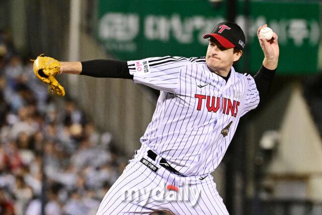 14일 오후 서울 잠실야구장에서 진행된 '2026 신한 SOL KBO 리그' 포스트시즌 와일드카드 결정전 1차전 두산과 LG의 경기. LG 케네디가 7회초 1사 만루에서 구원 등판해 역투를 펼치고 있다./마이데일리