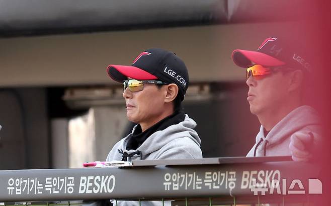 [전남광주=뉴시스] 김선웅 기자 = 17일 전남광주 북구 광주기아-챔피언스필드에서 열린 2026 KBO 포스트시즌 준플레이오프 LG 트윈스 vs KIA 타이거즈 1차전 경기, LG 염경엽 감독이 경기를 지켜보고 있다. 2026.10.17. mangusta@newsis.com