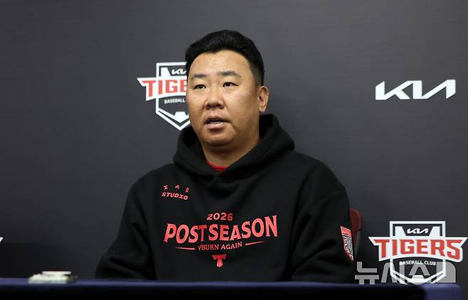 [전남광주=뉴시스] 김선웅 기자 = 이범호 KIA 타이거즈 감독이 17일 전남광주 북구 기아-챔피언스필드에서 열린 2026 프로야구 준플레이오프 LG 트윈스와 KIA 타이거즈의 1차전 경기를 앞두고 기자회견을 하고 있다. 2026.10.17. mangusta@newsis.com
