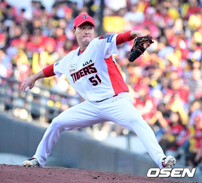 [OSEN=전남광주, 지형준 기자] 17일 광주-기아 챔피언스 필드에서 ‘2026 신한 SOL KBO 준플레이오프’ 1차전 KIA 타이거즈와 LG 트윈스의 경기가 열렸다.KIA는 올 시즌 79승 2무 63패 승률 .556 리그 3위를 기록했다. LG는 78승 1무 65패 승률 .545 리그 4위다. 상대전적에서는 KIA가 9승 7패로 앞선다. 가을야구 맞대결은 2016년 와일드카드 결정전 이후 10년 만이다.8회초 2사 1루에서 KIA 전상현이 역투하고 있다. 2026.10.17 / jpnews@osen.co.kr