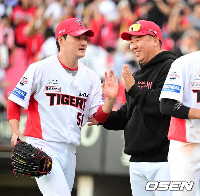 [OSEN=전남광주, 지형준 기자] 프로야구 KIA 타이거즈가 중요한 1차전 기선 제압에 성공했다. 김도영은 멀티홈런으로 다시 한 번 LG 트윈스 킬러다운 모습을 뽐냈다.KIA는 17일 광주-기아 챔피언스 필드에서 열린 ‘2026 신한 SOL KBO 준플레이오프’&nbsp;1차전 LG 트윈스와의 경기에서 5-1로 승리했다. 정규시즌 LG를 상대로 7연승을 기록한 KIA는 가을야구에서도 기세를 이어가며 LG전 8연승을 내달렸다.&nbsp;경기를 마치고 KIA 이범호 감독과 전상현이 승리 하이파이브를 하고 있다. 2026.10.17 / jpnews@osen.co.kr