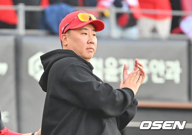 [OSEN=전남광주, 이석우 기자] 17일 광주-기아챔피언스필드에서 2026 신한 SOL KBO 리그 준플레이오프 KIA 타이거즈와 LG 트윈스의 1차전 경기가 열렸다.KIA는 올 시즌 79승 2무 63패 승률 .556 리그 3위를 기록했다. LG는 78승 1무 65패 승률 .545 리그 4위다. 상대전적에서는 KIA가 9승 7패로 앞선다. 가을야구 맞대결은 2016년 와일드카드 결정전 이후 10년 만이다.KIA 타이거즈 이범호 감독이 LG 트윈스에 5-1로 승리한 후 축하 박수를 보내고 있다. 2026.10.17 / foto0307@osen.co.kr