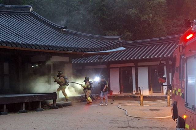 ▲18일 오후 전남광주 담양군 담양읍 죽녹원 내 우송당에서 불이 나 소방대원들이 진화 작업을 벌이고 있다. ⓒ연합뉴스