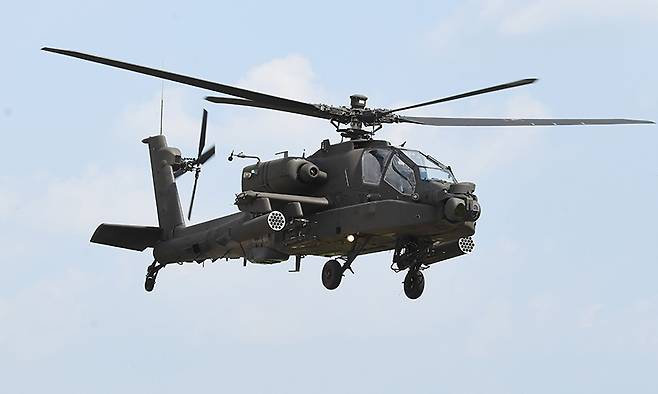 육군 AH-64E 공격헬기가 훈련을 위해 비행을 하고 있다. 세계일보 자료사진