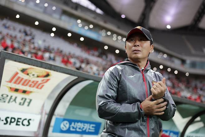 김기동 서울 감독이 18일 서울월드컵경기장서 열린 김천과 K리그1 홈경기에 앞서 그라운드를 응시하고 있다. 사진제공｜한국프로축구연맹