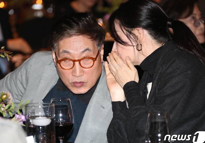 2022년 '아름다운 예술인상' 시상식 이영애 정호영 / 사진=뉴스1