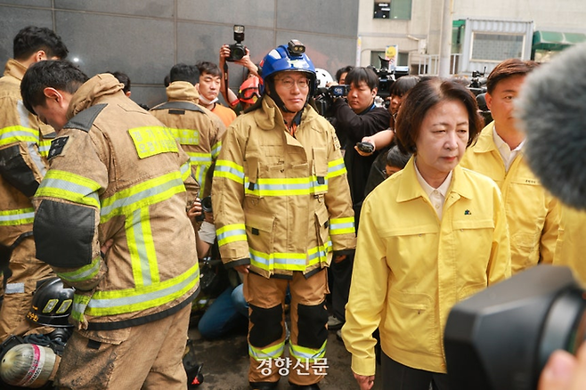 ‘소방 재정 빨대’ 발언으로 논란을 빚은 추미애 경기도지사가 16일 경기 부천시 오정구의 도장공장 화재 현장을 찾아 격려의 말을 건네는 가운데 소방관들이 추 지사에게 등을 돌린 채 서 있다. 정지윤 선임기자