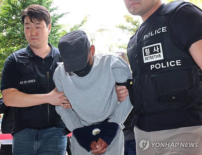인천 흉기난동범 구속심사 출석 [연합뉴스 자료사진] 인천 대형 상업시설에서 흉기를 휘둘러 8명을 다치게 한 최충락(59)이 지난 16일 인천 미추홀구 인천지방법원에서 열린 구속 전 피의자심문(영장실질심사)에 출석하고 있다. 2026.10.16 photo@yna.co.kr