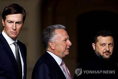 젤렌스키 우크라 대통령 만난 쿠슈너(왼쪽)와 윗코프(가운데) 특사 [로이터=연합뉴스 자료사진. 재판매 및 DB 금지]