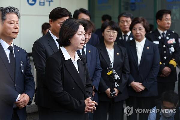추미애 경기도지사가 17일 경기도 순천향대 부천병원 빈소에 마련된 고(故) 김진석 소방위 빈소 조문을 마친 뒤 취재진 앞에서 발언하고 있다. 연합뉴스