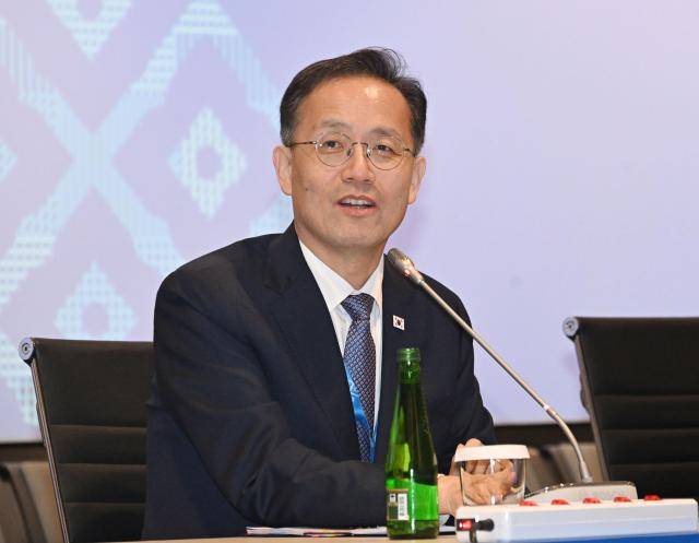 지난 16일(현지시간) IMF·WB 연차총회 및 G20·G7 재무장관회의 참석차 태국 방콕을 방문한 이형일 부총리 겸 재정경제부 장관이 퀸시리낏 컨벤션센터(QSNCC)에서 열린 동행기자단 간담회에서 기자들의 질문에 답하고 있다. [사진=재정경제부]