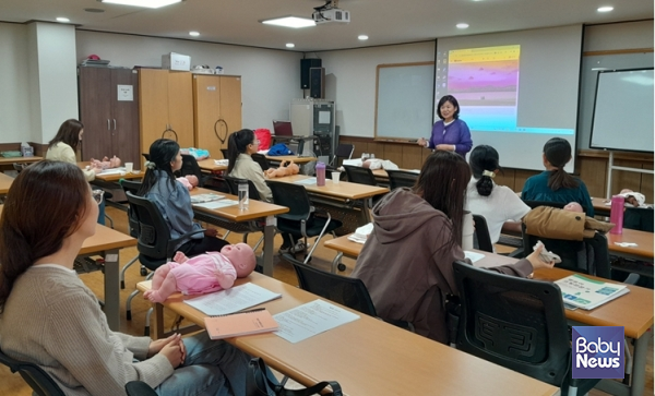한국산후조리원연합회는 2027년 소비 트렌드로 제시된 '휴먼엣지(Human Edge)'와 '해봄경제(Have-a-Go Economy)'에 주목하며, 영유아 코칭 전문가를 활용한 실습 중심 부모교육 확대를 추진하고 있다. ⓒ한국산후조리원연합회