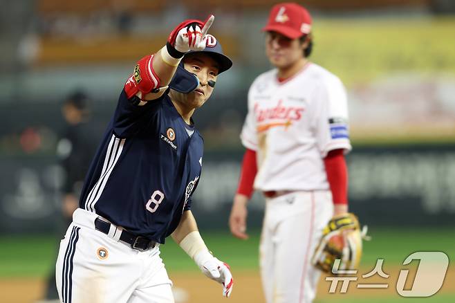 두산 베어스 유니폼을 입은 손아섭이 14일 인천 SSG 랜더스필드에서 열린 2026 신한 SOL뱅크 KBO리그 SSG 랜더스와의 원정 경기에서 2번 지명타자로 선발 출장해 5타석 3타수 1안타(1홈런) 2득점 2타점 2볼넷으로 맹활약했다. (두산베어스 제공. 재판매 및 DB 금지) 2026.4.14 ⓒ 뉴스1