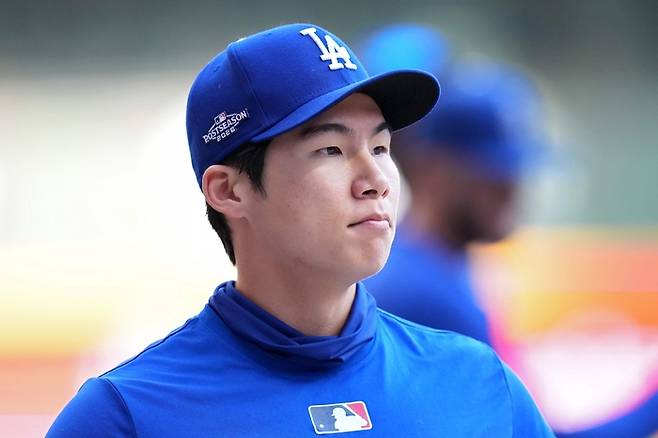 LA 다저스 김혜성이 12일(현지시간) 미국 위스콘신주 밀워키 아메리칸 패밀리 필드에서 열린 밀워키와 내셔널리그 챔피언십시리즈(NLCS) 2차전을 앞두고 타격 훈련 중 그라운드를 바라보고 있다. 사진 | 밀워키=AFP연합뉴스