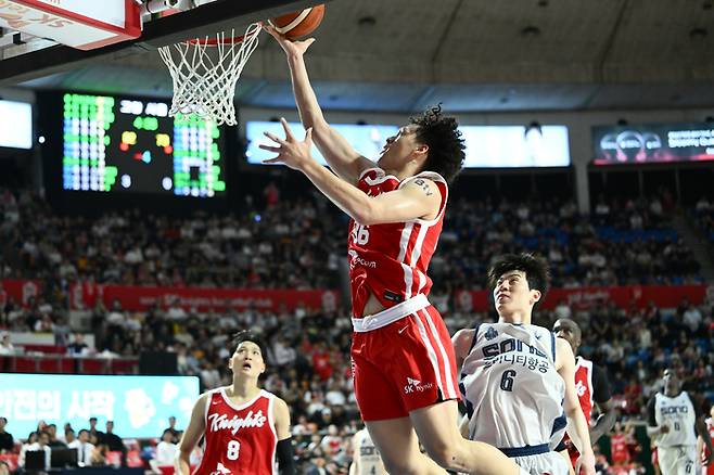 SK 다니엘이 18일 잠실학생체육관에서 열린 2026~2027 KCC 프로농구 정규리그 소노와 경기에서 레이업슛을 넣고 있다. 사진 | KBL