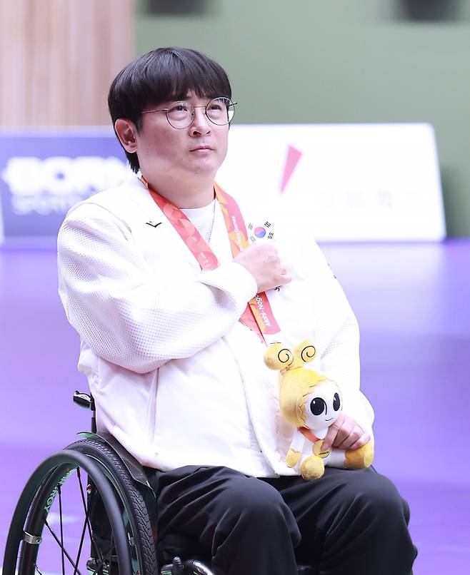 사격 대표팀 서훈태가 19일 일본 아이치현 종합사격장에서 열린 2026 아이치·나고야 아시안패러게임 사격 혼성 10m 공기소총에서 금메달을 따냈다. 사진 | 공동취재단