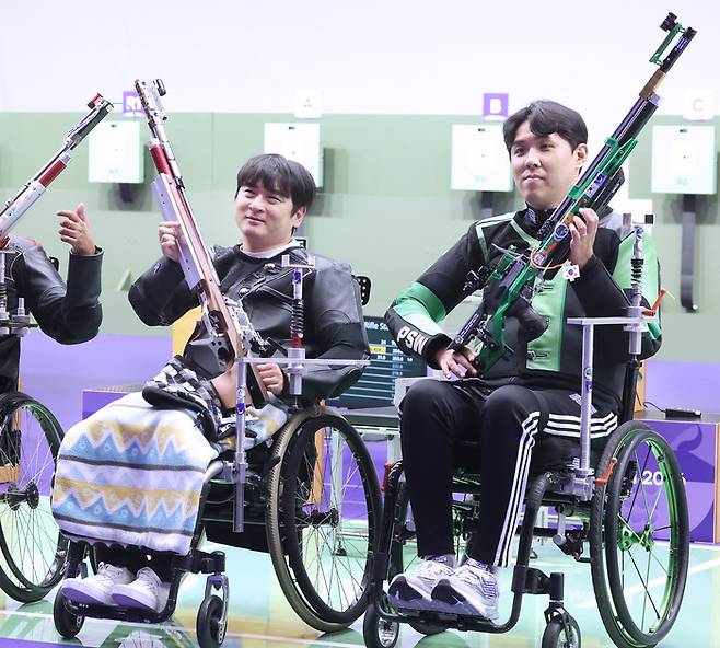 사격 대표팀 서훈태(왼쪽)가 19일 일본 아이치현 종합사격장에서 열린 2026 아이치·나고야 아시안패러게임 사격 혼성 10m 공기소총에서 금메달을 따냈다. 박승우는 동메달을 획득했다. 사진 | 공동취재단