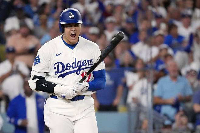 Oct 14, 2026; Los Angeles, California, USA;  Los Angeles Dodgers designated hitter Shohei Ohtani (17) reacts to being walked to load the bases during the sixth inning in game three of the NLCS for the 2026 MLB Playoffs against the Milwaukee Brewers at Uniqlo Field at Dodger Stadium.  Mandatory Credit: Kirby Lee-Imagn Images        <저작권자(c) 연합뉴스, 무단 전재-재배포, AI 학습 및 활용 금지>