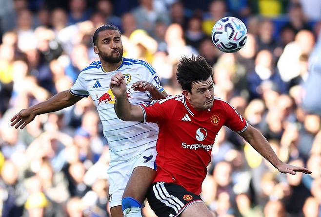 Soccer Football - Premier League - Leeds United v Manchester United - Elland Road, Leeds, Britain - October 18, 2026 Manchester United's Harry Maguire in action with Leeds United's Dominic Calvert-Lewin REUTERS/Phil Noble EDITORIAL USE ONLY. NO USE WITH UNAUTHORIZED AUDIO, VIDEO, DATA, FIXTURE LISTS, CLUB/LEAGUE LOGOS OR 'LIVE' SERVICES. ONLINE IN-MATCH USE LIMITED TO 120 IMAGES, NO VIDEO EMULATION. NO USE IN BETTING, GAMES OR SINGLE CLUB/LEAGUE/PLAYER PUBLICATIONS. PLEASE CONTACT YOUR ACCOUNT REPRESENTATIVE FOR FURTHER DETAILS..  <저작권자(c) 연합뉴스, 무단 전재-재배포, AI 학습 및 활용 금지>