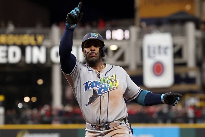CLEVELAND, OHIO - OCTOBER 17: Yandy Diaz #2 of the Tampa Bay Rays celebrates after hitting a two run Home Run during the ninth inning against the Cleveland Guardians in game four of the American League Championship Series at Progressive Field on October 17, 2026 in Cleveland, Ohio.   Gregory Shamus/Getty Images/AFP (Photo by Gregory Shamus / GETTY IMAGES NORTH AMERICA / Getty Images via AFP)







<저작권자(c) 연합뉴스, 무단 전재-재배포, AI 학습 및 활용 금지>