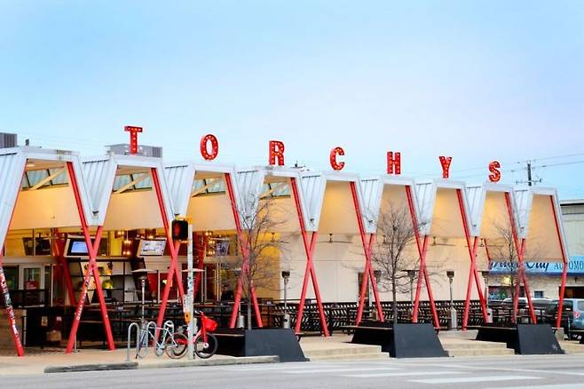 Torchy's Taco는 2006년 미국 텍사스주 오스틴에서 작은 푸드 트레일러로 시작해 현재 미국 전역으로 125여곳의 매장을 확장한 유명 패스트 캐주얼 타코 프랜차이즈다. Yelp