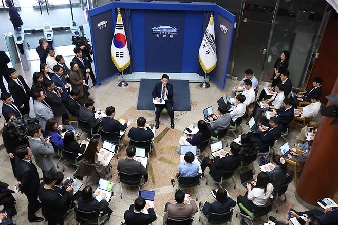 이재명 대통령이 19일 언론인들의 취재 공간인 청와대 춘추관 로비에서 기자들과 간담회를 하고 있다. 연합뉴스