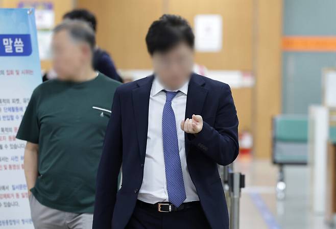 법무부 장관 후보였던 더불어민주당 김승원 의원의 코로나19 임상시험 승인 로비 의혹에 연루된 제넨셀 설립자 강아무개씨가 지난달 30일 서울 서초구 서울고등법원에서 열린 배임 혐의 2심 선고 공판에 출석하고 있다. 연합뉴스