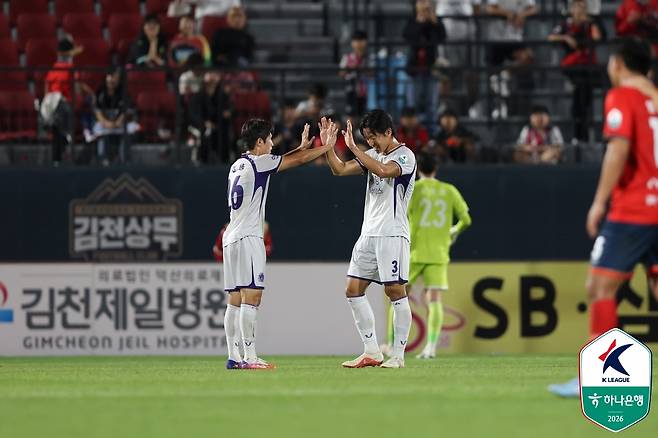 지난 10일 김천상무와의 경기 후 이진용과 기쁨을 나누고 있는 김지훈(오른쪽). 프로축구연맹 제공