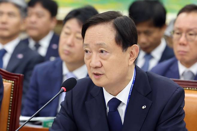 이찬진 금융감독원장이 19일 서울 여의도 국회 정무위원회에서 열린 금융감독원 등에 대한 국정감사에서 의원 질의에 답하고 있다. 뉴스1