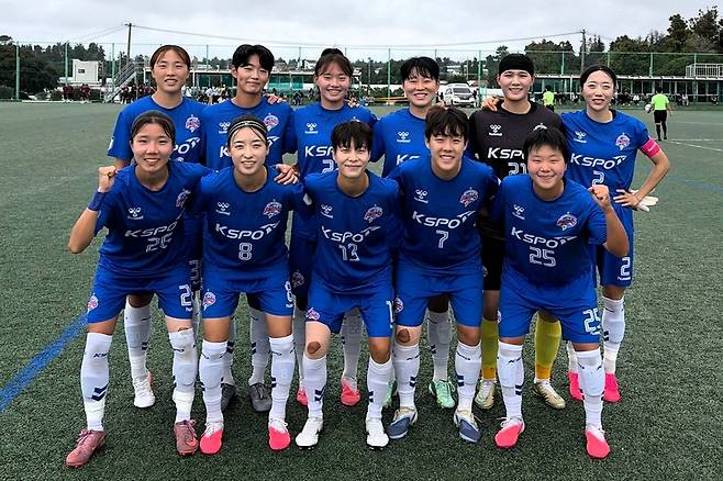 ▲ 화천KSPO여자축구단 선수단이 19일 제주 서귀포 효돈축구공원에서 열린 대덕대와 제107회 전국체육대회 축구 여자일반부 준준결승에 앞서 필승을 다짐하고 있다. 화천KSPO여자축구단 인스타그램 캡처