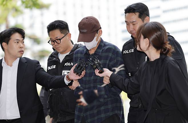 이혼소송 중 장모 살해 및 아내를 납치한 20대 중반 남성 A씨가 13일 서울 송파구 서울동부지방법원에서 열린 구속 전 피의자 심문(영장실질심사)에 출석하고 있다. 연합뉴스