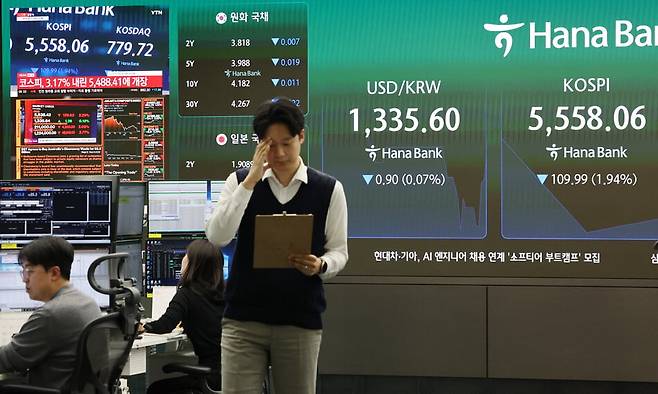 19일 서울 중구 하나은행 본점 딜링룸 전광판 전경. 연합뉴스