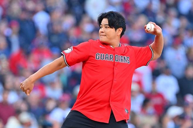 추신수가 19일 열린 MLB 아메리칸리그 챔피언십시리즈 5차전을 앞두고 시구를 하고 있다. AFP연합뉴스