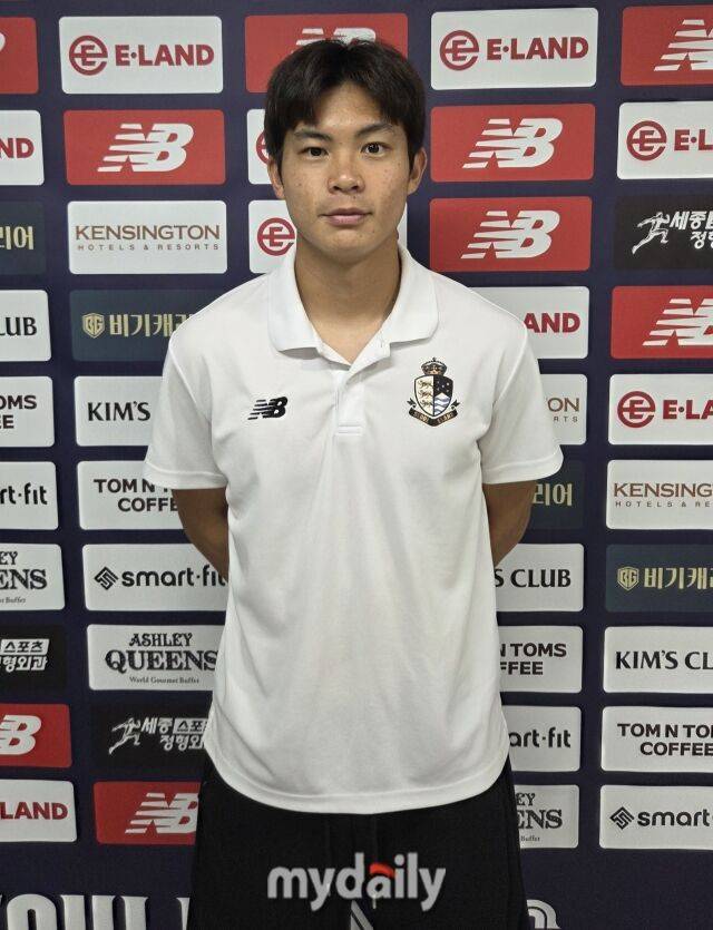 서울 이랜드 손혁찬이 18일 목동종합운동장에서 열린 김해FC와의 홈경기를 마친 후 믹스트존 인터뷰에 임하고 있다./목동종합운동장=노찬혁 기자