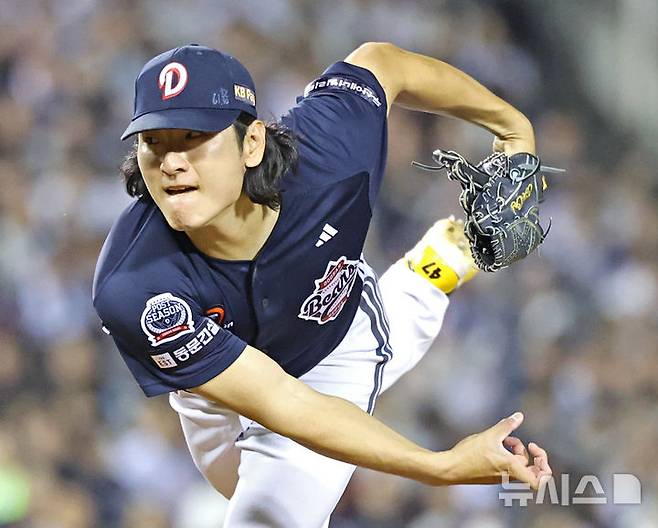 [서울=뉴시스] 김금보 기자 = 14일 서울 송파구 잠실야구장에서 열린 프로야구 2026 KBO 포스트시즌 와일드카드 결정 1차전 두산 베어스와 LG 트윈스의 경기, 1회말 두산 선발 곽빈이 역투하고 있다. 2026.10.14. kgb@newsis.com